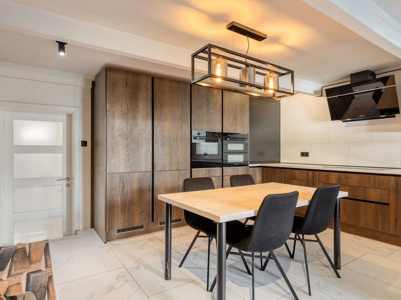Bij het betreden van de woning wordt u meteen verwelkomd door een lichtrijke leefruimte. De absolute blikvanger op het gelijkvloers is de recent, voll