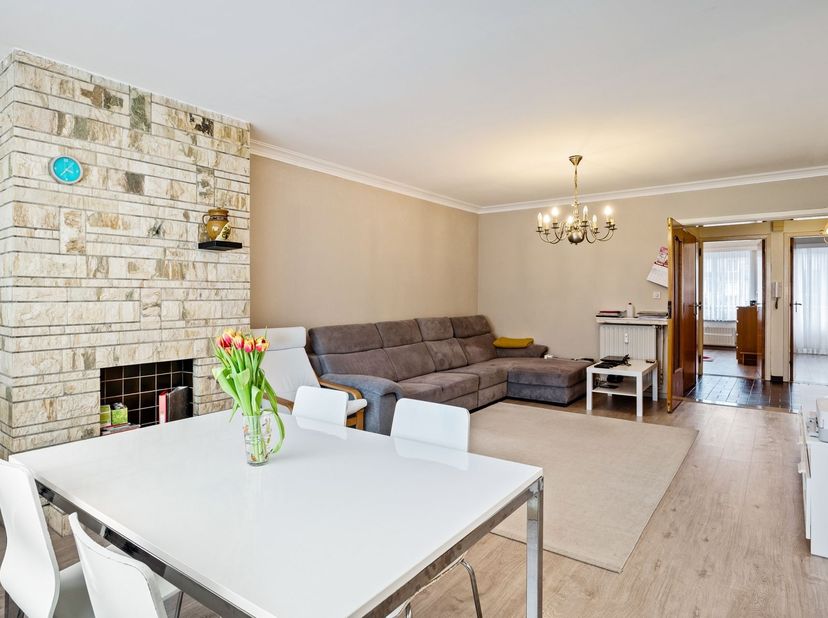 Dit op te frissen appartement is ideaal gelegen in een aangename en levendige buurt in Deurne, vlakbij de Ruggeveldlaan. Het bevindt zich op de tweede