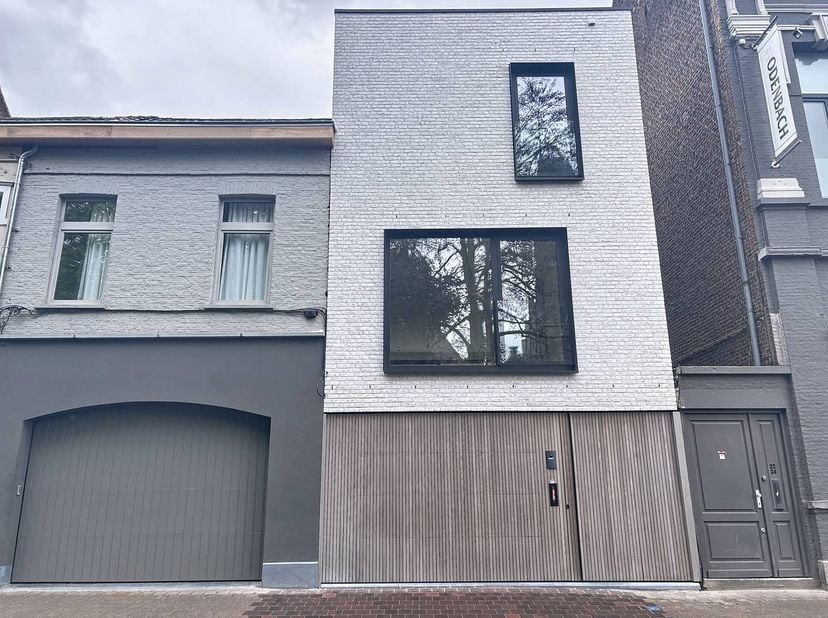 De snelste manier om een bezoek te brengen aan deze woning? Vraag je bezoek aan via de rode knop op onze website (www.dewaele.com) en je wordt geconta