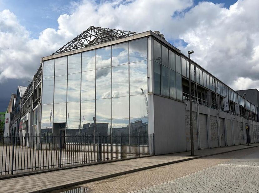LIGGING<br />
Ruim en functioneel kantoor gelegen op de eerste verdieping, met een totale<br />
oppervlakte van ca. 400 m², verdeeld over drie verdiep