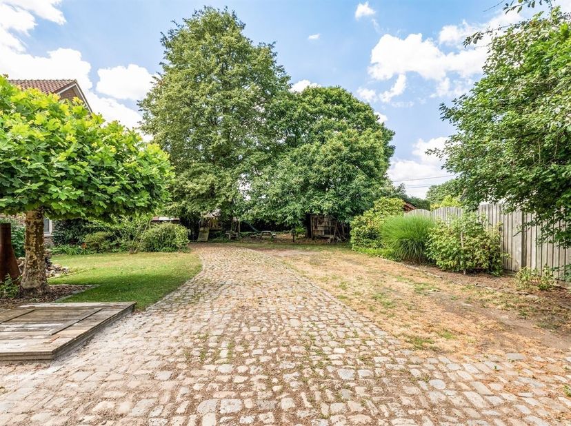 Située au 62 Beringersteenweg à Zonhoven, cette maison bénéficie d'un emplacement exceptionnel et d'une excellente accessibilité. Le centre de Zonhove
