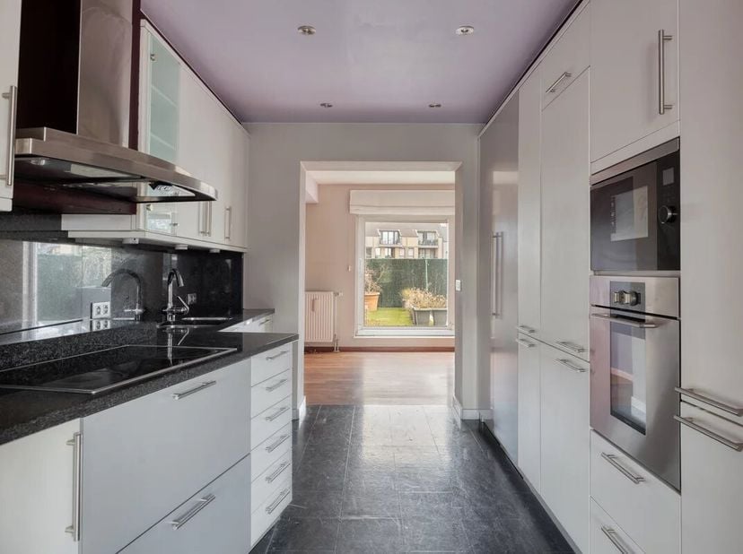 DUPLEXAPPARTEMENT VAN 146 M² MET 3 SLPK'S IN LANAKEN CENTRUM<br />
Op zoek naar een ruim en instapklaar duplexappartement in het centrum van Lanaken?