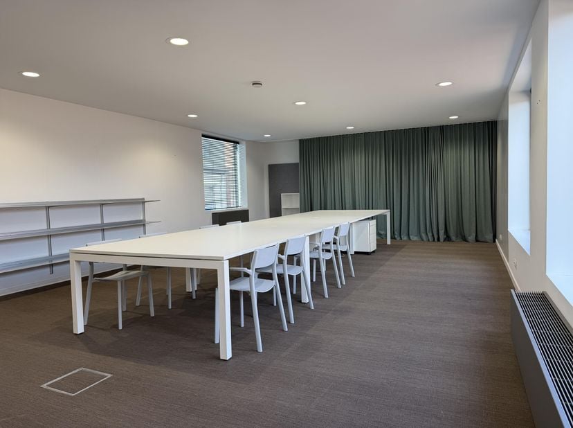 Op zoek naar een kantoorruimte die meer biedt dan alleen vier muren? Deze open werkruimte van ca.&amp;nbsp;70 m²&amp;nbsp;laat toe om meerdere werkeilanden te