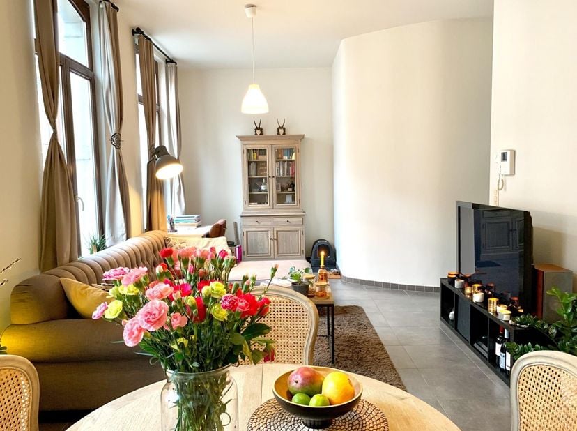 Dit zeer charmante appartement in het oud heren huis is gelegen in de mooiste winkelstraat van Gent, namelijk de Vlaanderenstraat. Wie wil hier nu nie