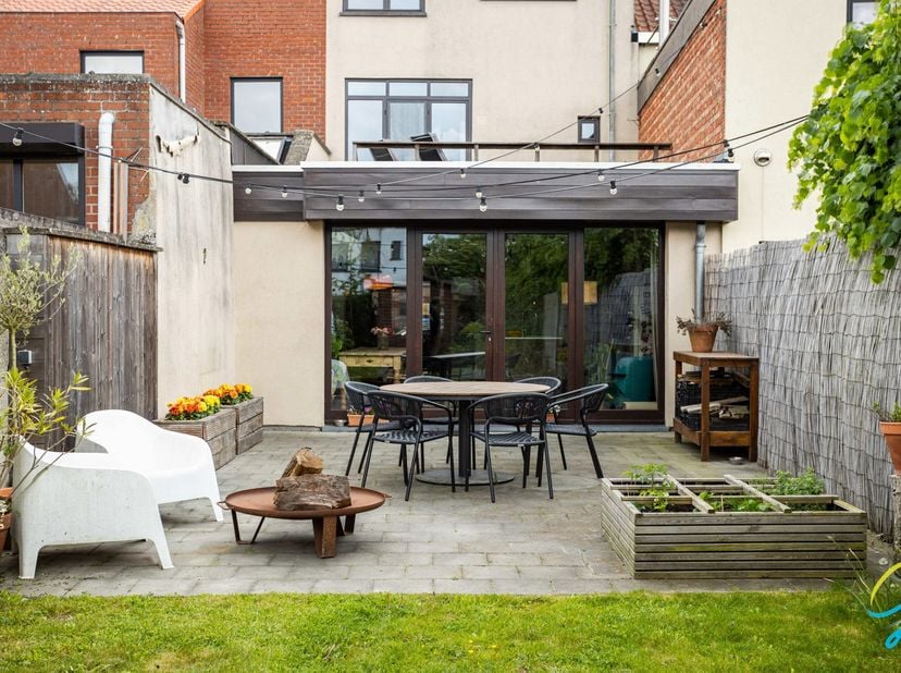 Te koop te Lede!<br />
Deze gesloten bebouwing, biedt een verrassend ruime en veelzijdige indeling die zowel geschikt is voor eigen bewoning als voor
