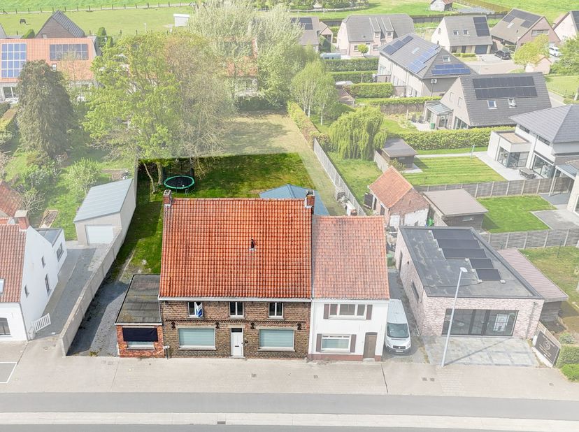 Deze ruime woning die door de jaren heen gerenoveerd werd bieden wij jullie te koop aan. De woning beschikt over een ruime inkomhal met gasten toilet.