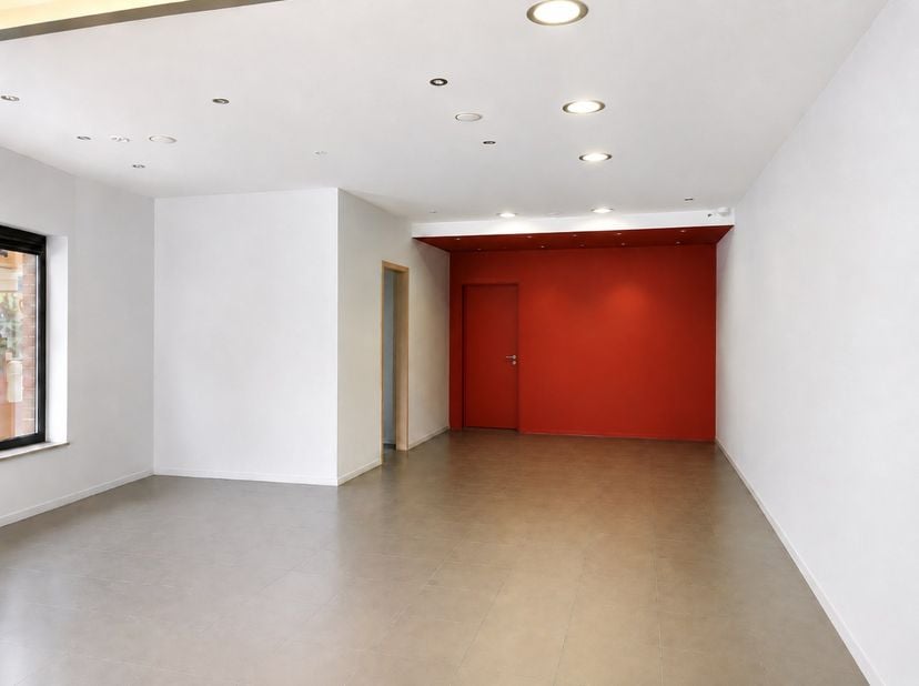 Deze commerciële ruimte is gelegen op het Kermetaplein in het centrum van Kermt en biedt een uitstekende opportuniteit voor wie op zoek is naar een re