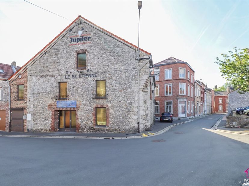 Rare ! Espace commercial situé dans le centre de Bouffioulx. <br />
Celui-ci se compose de la manière suivante : <br />
Hall avec coin vestiaire, sall