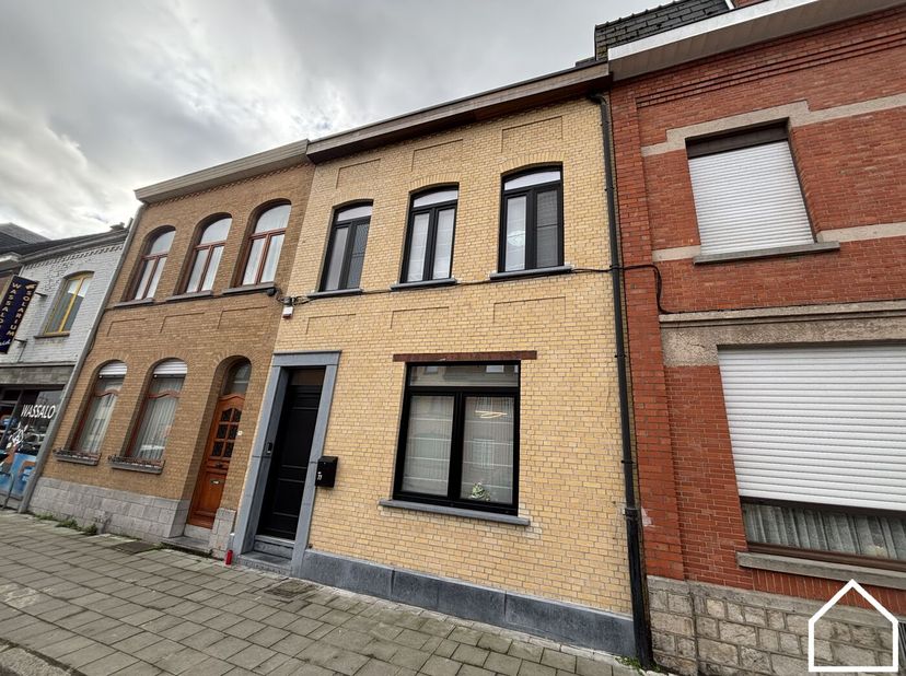 Ontdek deze volledig afgewerkte rijwoning met 4 slaapkamers, 2 badkamers en een zonnige stadstuin, ideaal gelegen in Ieper. Dankzij de vlotte bereikba