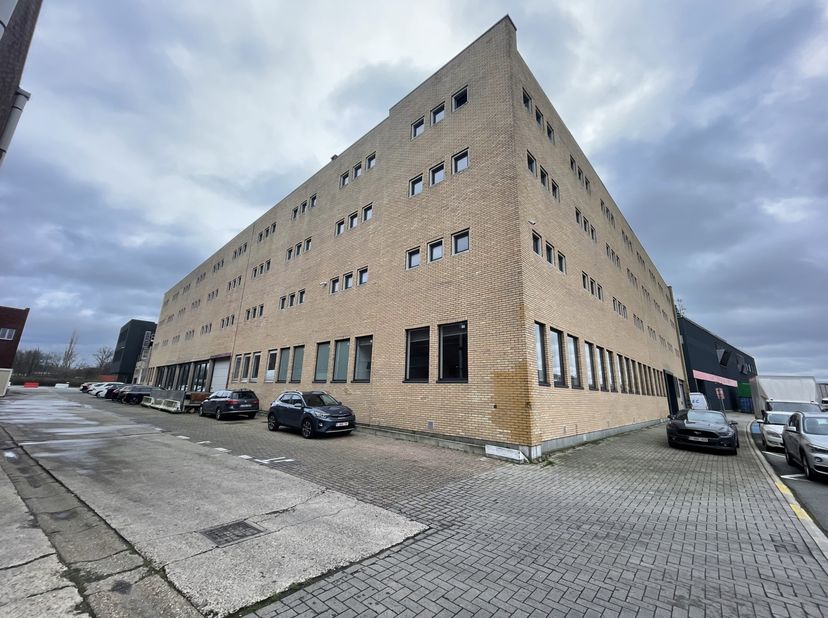 Bureaux soignés et bien finis situés à proximité du port, disponibilité à convenir.<br />
Environ 15 emplacements de parking privés disponibles sur le