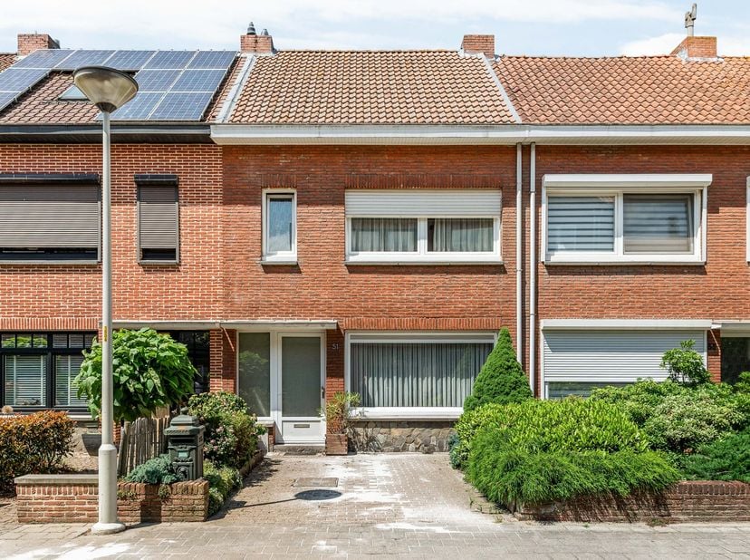 Gelegen in de rustige en gezellige woonwijk Bloemendaal, bevindt zich deze gezinswoning op een uitstekende locatie. Winkels, scholen, openbaar vervoer