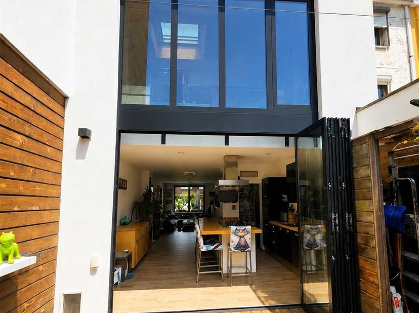 Berchem – Groenenhoek – Langemarkstraat 33: instapklare en energiezuinige stadswoning met 3 slaapkamers, gezellige stadstuin, mooie voortuin en mogeli