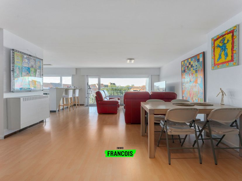 Dit stijlvolle penthouse bevindt zich in een kleinschalige residentie op een uiterst rustige en toch vlot bereikbare locatie in Blankenberge. Dankzij