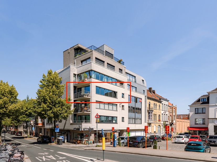 Op de derde verdieping bevindt zich dit volledig gerenoveerde hoekappartement met een uitzonderlijk brede leefruimte en een open uitzicht over Portus
