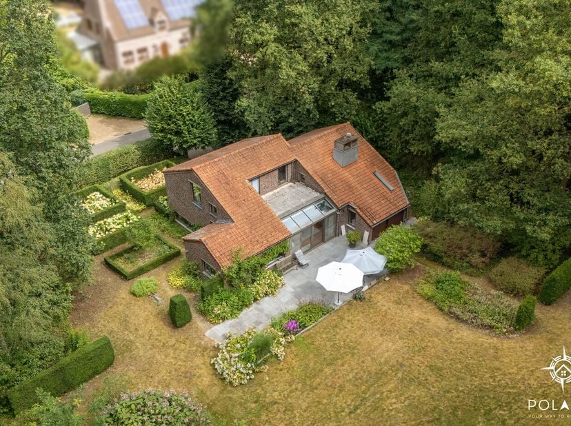 Op een toplocatie in de gegeerde woonwijk Middelberg in Rotselaar bevindt zich deze sfeervolle villa, omringd door groen en genietend van een uitzonde