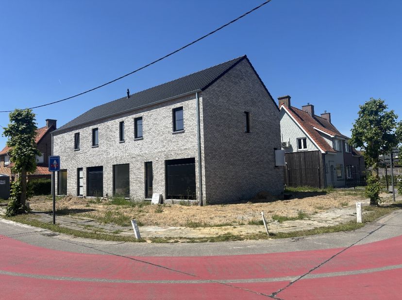 [[ DIT PAND NEEMT DEEL AAN DE ERA OPEN HUIZEN DAG OP 13/6 VAN 14:30 TOT 15:30 ]] Deze nieuwbouwwoning situeert zich op de hoek van de Beukenlaan en Be