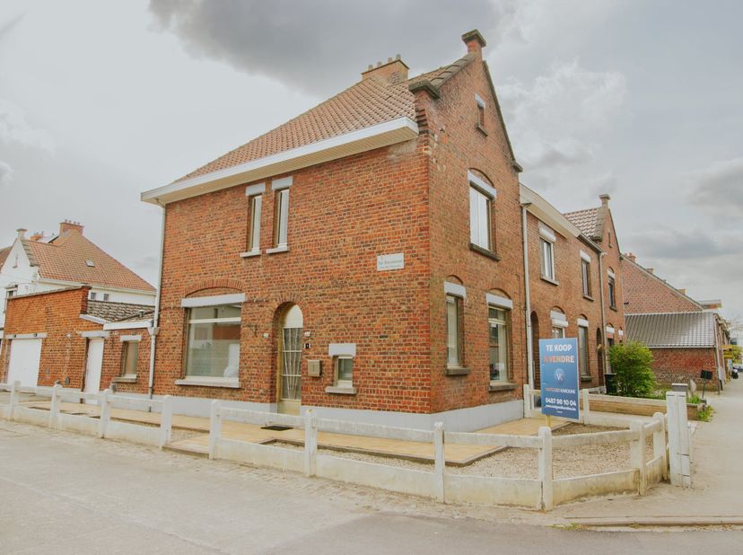 Een MOOIE KANS voor de jonge starter, een ideale STARTERSWONING.<br />
<br />
De WONING vraagt een NIEUWE UPDATE/RENOVATIE om te kunnen voldoen aan he