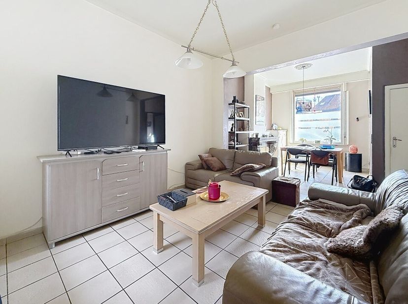 Deze charmante woning is gelegen in het centrum van Roeselare, op wandelafstand van winkels, openbaar vervoer, scholen,...<br />
De woning bestaat uit