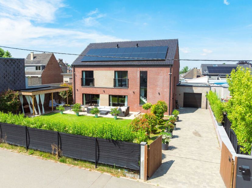 Magnifique et spacieuse villa basse énergie construite en 2019 (+/- 357m² daprès PEB) 4 chambres avec terrasse, jardin et garage idéalement située à H