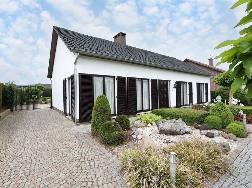 Landelijk gelegen charmante gezinswoning met 3 slaapkamers op een zonnig perceel van 6a<br />
<br />
Omgeving:<br />
+ Gelegen in het rustige en la