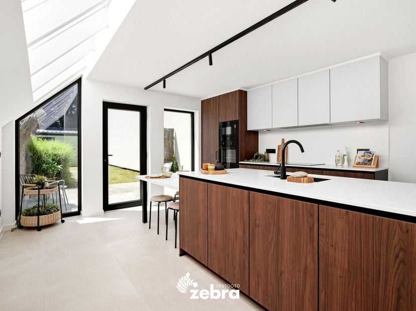 Exclusief gerenoveerde woning met kwalitatieve materialen gelegen op een vlot bereikbare locatie, dichtbij winkels, scholen, openbaar vervoer en belan