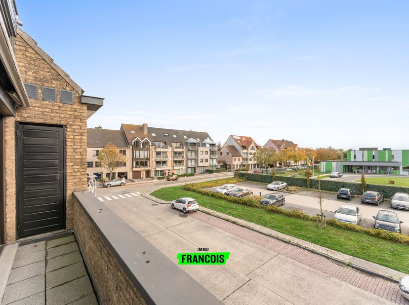 Vous cherchez un duplex spacieux avec du caractère, beaucoup de potentiel et un emplacement excellent près du centre de Blankenberge ? Ce logement cha