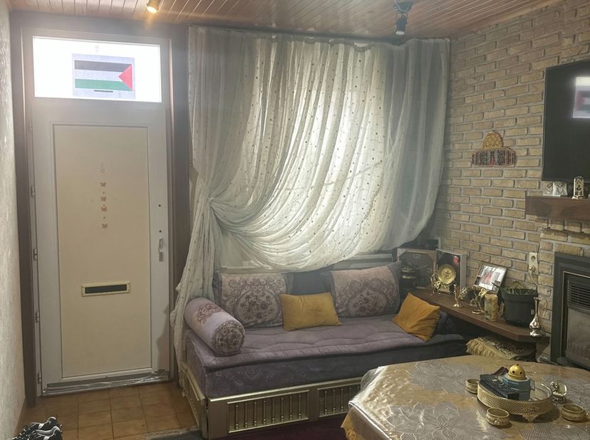 OP TE FRISSEN AUTHENTIEKE BURGERWONING IN RUSTIGE ZIJSTRAAT VAN HET HANDELSCENTRUM GERAARDSBERGEN. In een aangenaam steegje dat toegang biedt tot de m