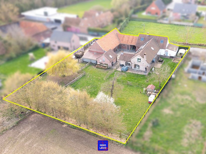 - Première annexe du corps de ferme : Grande habitation familiale desservant un hall d'entrée avec escalier apparent, un WC, un vaste et lumineux séjo