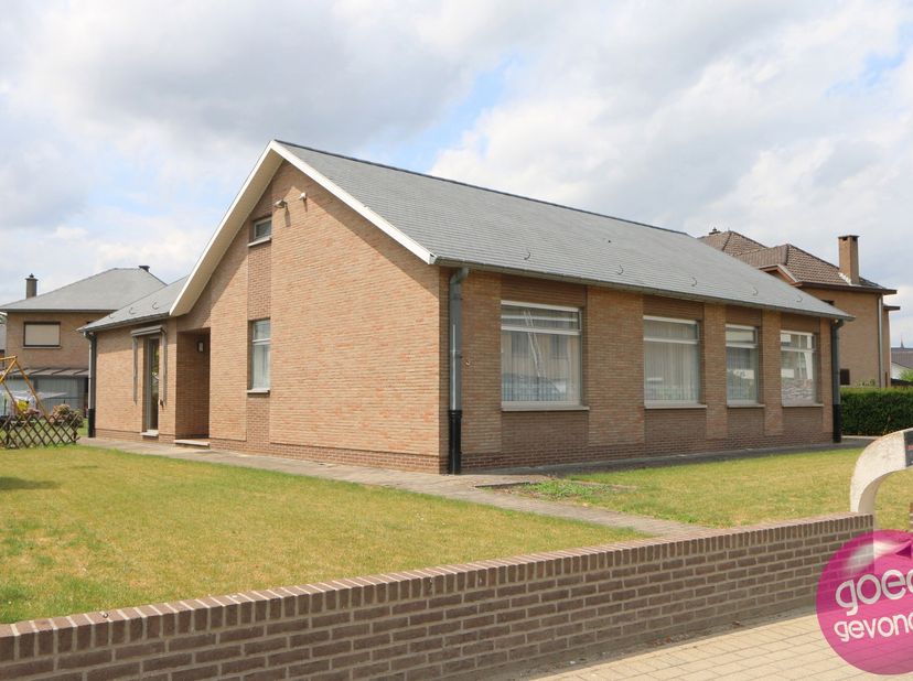 INSTAPKLARE GELIJKVLOERSE WONING met 4 slaapkamers, open bebouwing met tuin en inpandige garage, zeer rustig gelegen in een begeerde residentiële wijk