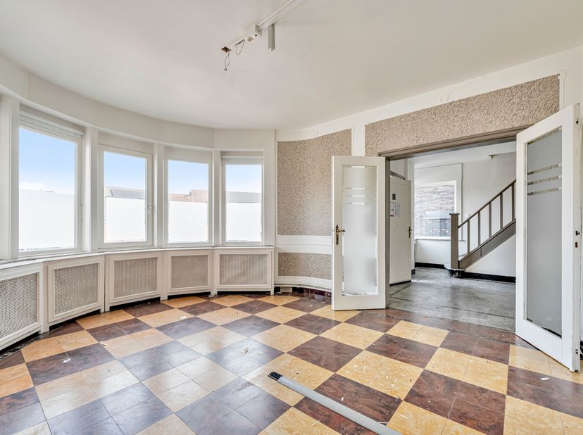 Unieke investeringskans met vergunning voor 3 appartementen in Vichte!<br />
Bent u op zoek naar een project met heel wat potentieel? Dan is deze kara