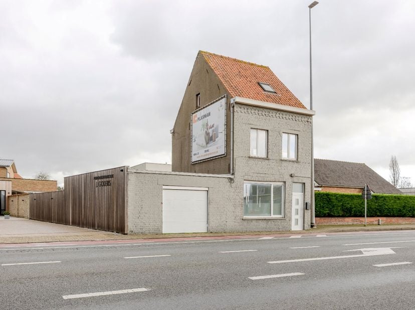 Deze te renoveren woning biedt een ruime inpandige garage, een charmante stadstuin én extra inkomsten dankzij de aanwezige publiciteitspanelen. <br />