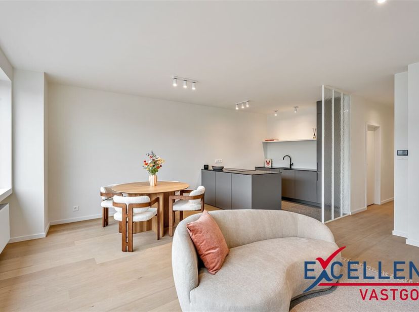 Dit moderne appartement in Deinze combineert comfort, stijl en functionaliteit op een eigentijdse manier. Met een woonoppervlakte van 97 m² is het een