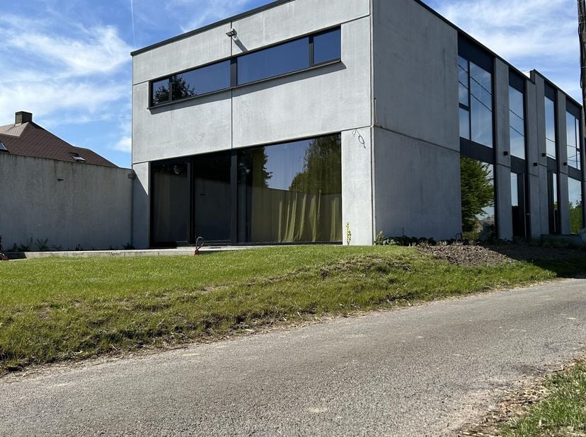 Nieuwbouw woning te huur voor korte periode (3, 6 of 9 maanden); deels gemeubeld. Gelijkvloers: ruime inkom met wc; living met keuken (72m²); berging;