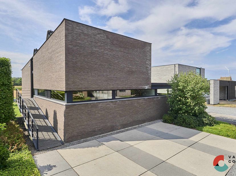 Moderne villa met praktijkruimte, 3 slaapkamers en prachtig vrij uitzicht. Deze unieke villa heeft veel meer te bieden dan de doorsnee woning. De woni