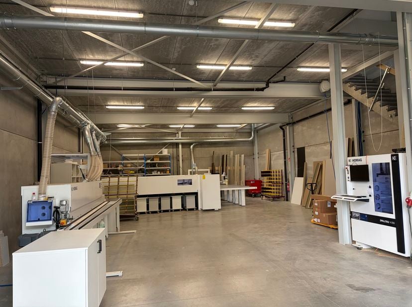 Op KMO-zone Eikaert ligt deze recente KMO-unit met een totale oppervlakte van 405m². De oprit van de E313 op 1km afstand zorgt voor een uitstekende on