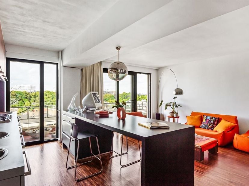 Ligging:<br />
Dit exclusief totaal gerenoveerde appartement geniet van een topligging op de gegeerde Fruithoflaan met een uitstekende Mobiscore. Wink
