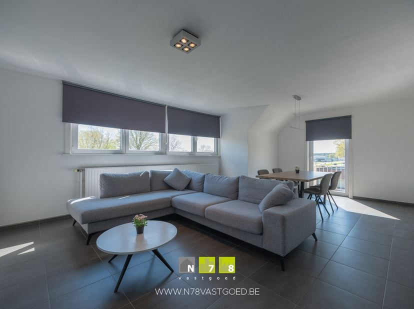 APPARTEMENT MET 3 SLAAPKAMERS, PRIVATIEVE GARAGE &amp;amp; KELDERBERGING TE LANKLAAR. <br />
TROEVEN<br />
- Hedendaags en verzorgd appartement met prakti
