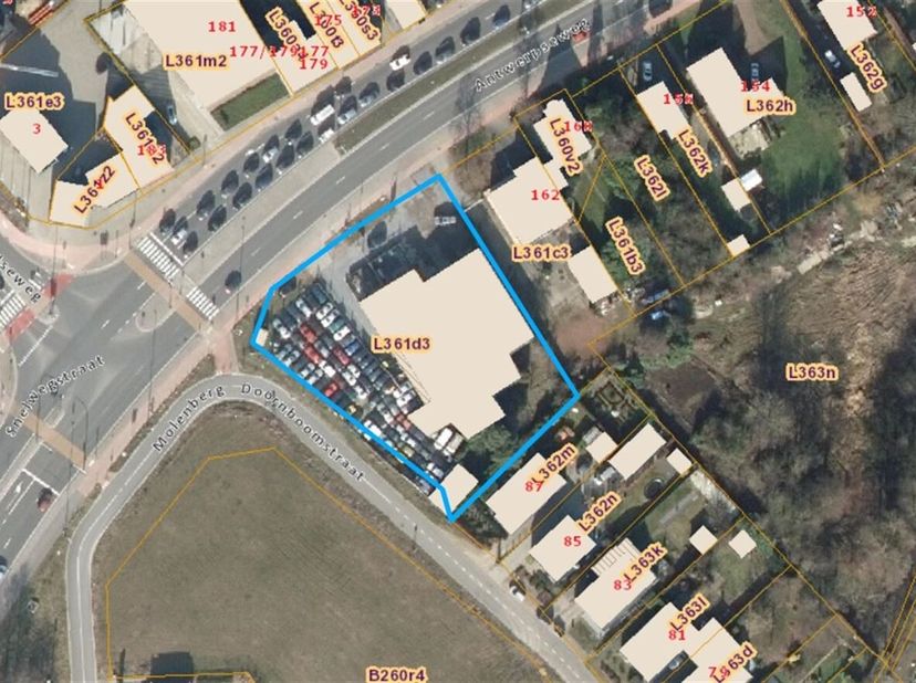 Unieke bouwgrond met hoekligging op ca 2820m².<br />
Ligging: Een zeer goede verbinding met de E313 en de ring van Geel.<br />
Omschrijving: Zeer goed