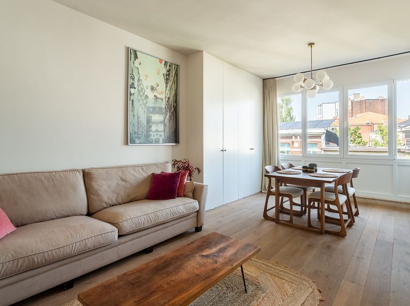 Dit prachtig en luxueus gerenoveerd appartement op toplocatie is de ideale uitvalsbasis voor elke stadsmus en levensgenieter. <br />
<br />
Locatie: <