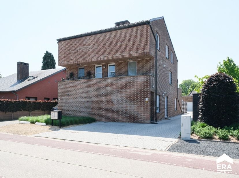 Op zoek naar comfortabel wonen met een uitstekende bereikbaarheid? Dan is dit instapklare gelijkvloerse appartement in Olen zeker een bezoek waard.Met