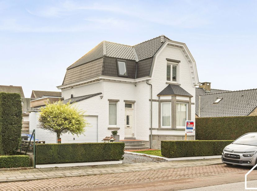 Deze alleenstaande woning met 3 slaapkamers, garage en tuin bevindt zich op een topligging en biedt tal van troeven....<br />
<br />
Bekijk via deze l