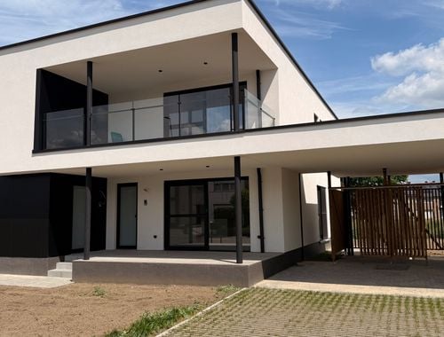                                         Gelijkvloers app. te huur in Bree, € 995
