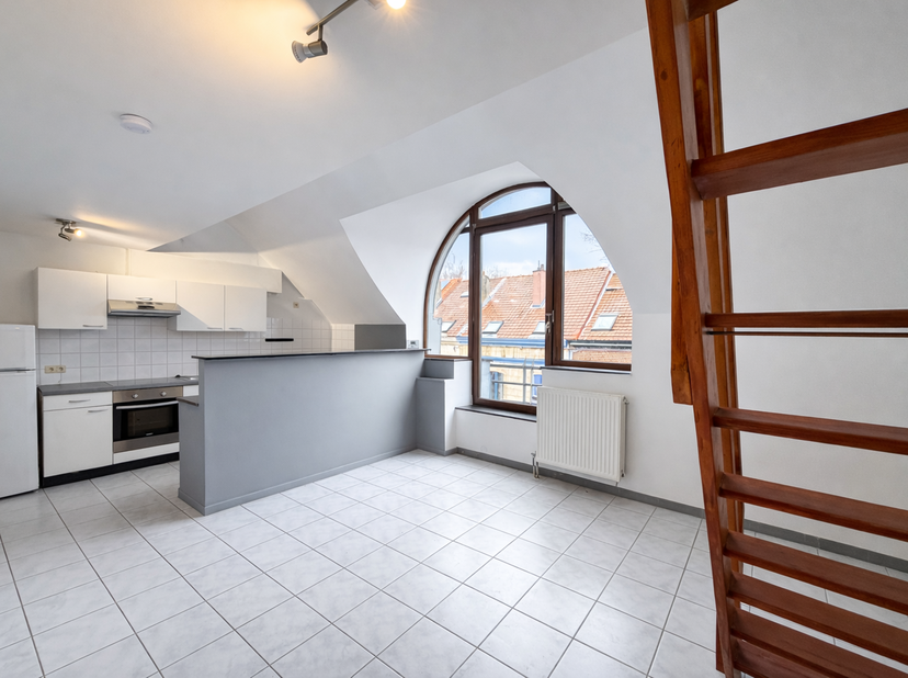 Entre la place Wiener et le parc du Jagersveld, dans une rue calme à sens unique, au 2E étage d'un petit immeuble, superbe appartement 1 chambre de ±