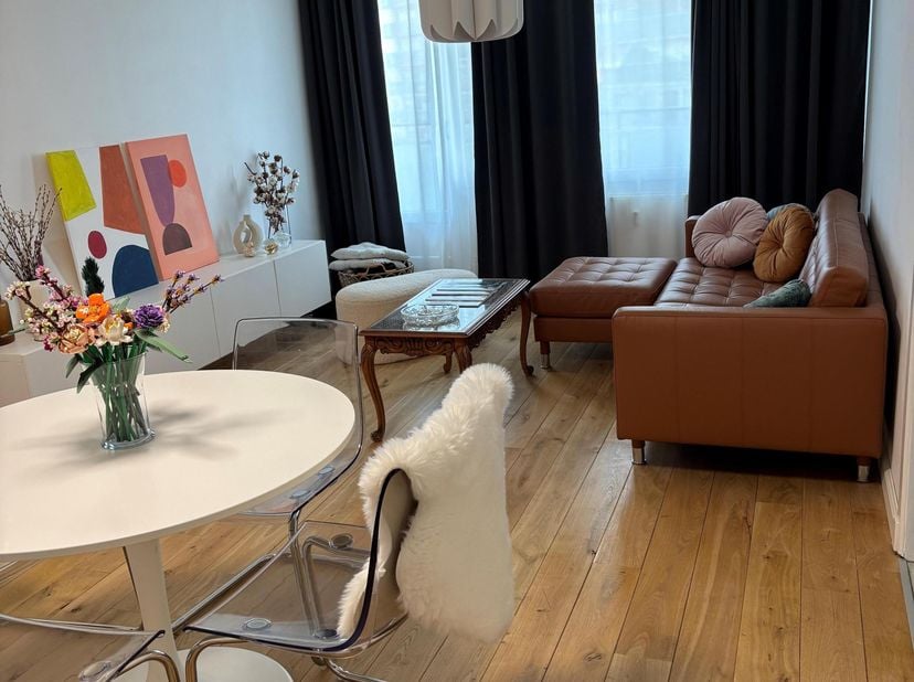 Te Residentie ‘Ter Leie’, kan men via lift of trap naar dit zeer goed gelegen appartement op de 8ste verdieping;<br />
Indeling: aparte inkom met vest