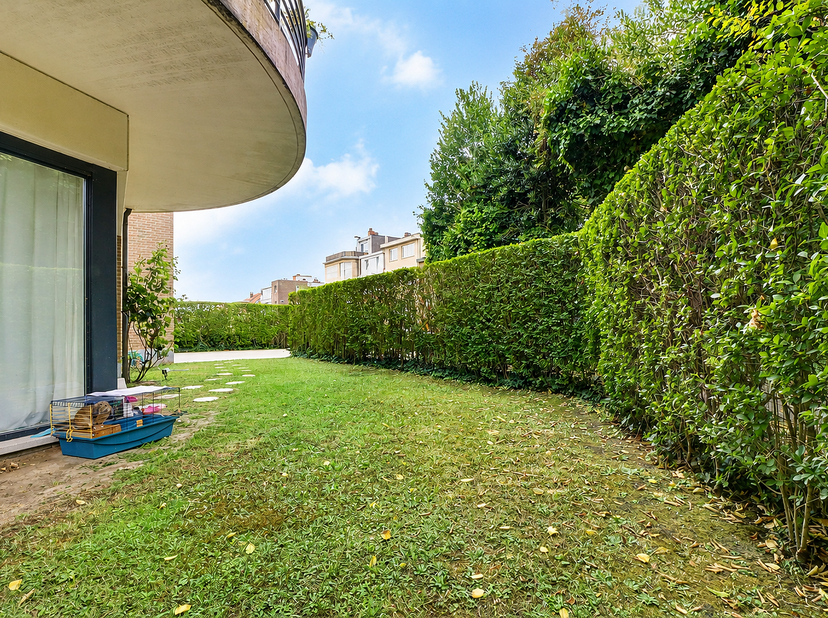 Très bel appartement rez-de-chaussée de +-120m² habitables composé de :<br />
 - 2 chambres (+-19,5-12m²) avec salle de douche et salle de bain<br />