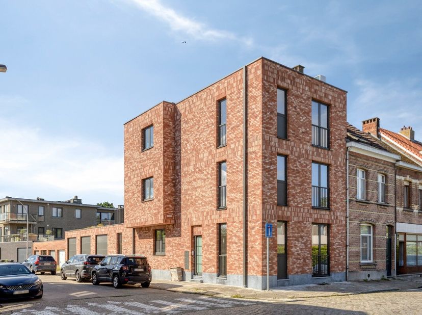 Te huur: modern nieuwbouw appartement in Duffel, gelegen aan de Stationsstraat op de stadsrand en op wandelafstand van het treinstation.Dit lichtrijke