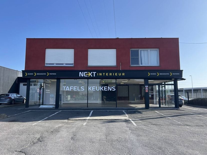 Deze showroom van ca. 110m² bevindt zich op een strategische commerciële locatie in Roeselare. Gelegen aan de drukbezochte Brugsesteenweg, geniet uw z