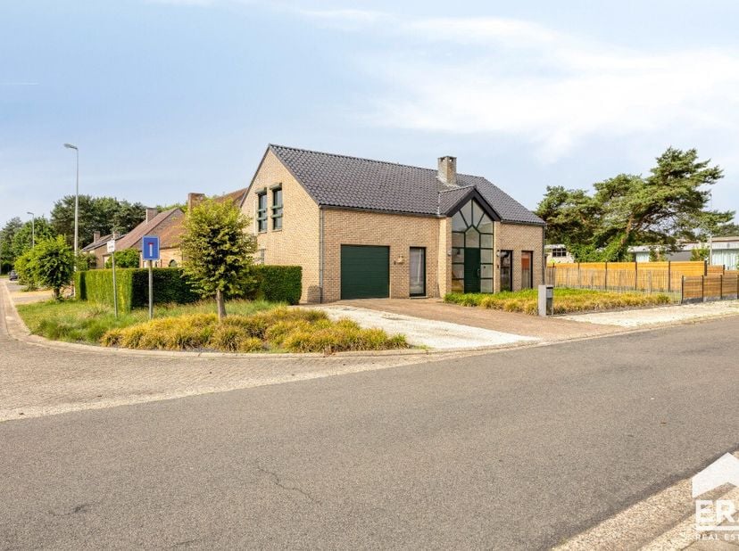 Energiezuinige en instapklare gezinswoning te koop in Lommel! Heeserbergen: Lichtrijke gezinswoning (195m²) met 3 slaapkamers op 583m². Troeven: Heel