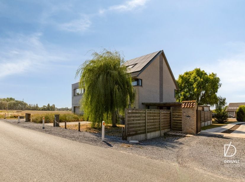 <br />
Ruimte, karakter en mogelijkheden&amp;nbsp;— drie woorden die deze bijzondere eigendom in Bredene perfect samenvatten.<br />
<br />
In een rustige
