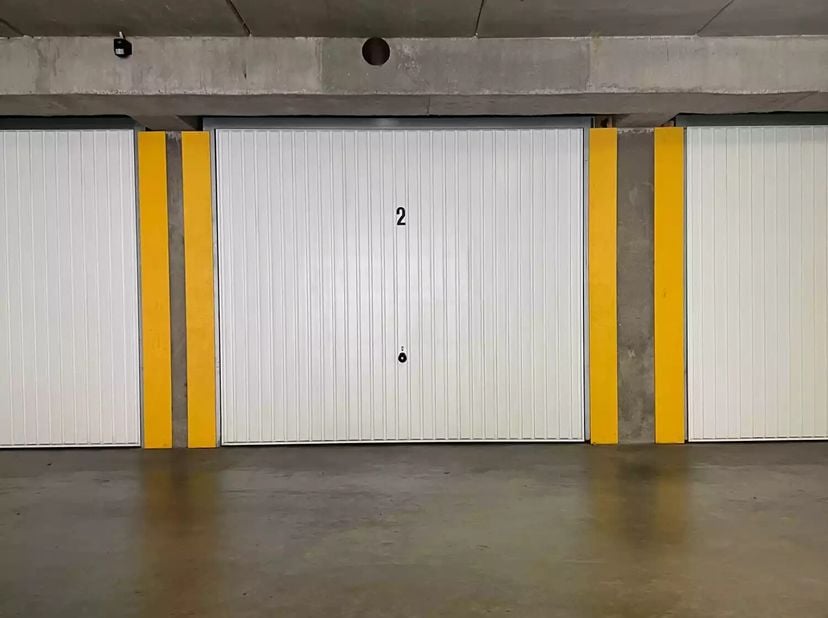 Vous souhaitez protéger votre voiture contre d'éventuels dommages ou vols, mais vous ne trouvez pas d'endroit sûr pour la garer ? Ou vous avez besoin
